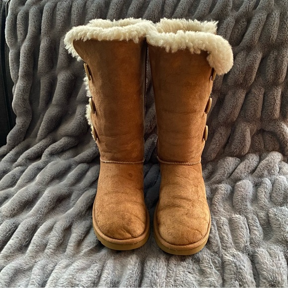 Ugg Bailey Button Triplet II Boot - Picture 2 of 12